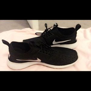 Size 8 Nike tennis shoes
